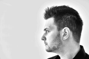 Stefan sieht von der Kamera weg, in eine ferne Zukunft, die er selbst nicht erahnen kann.