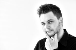 Stefan sieht mit kritischem Blick in die Kamera