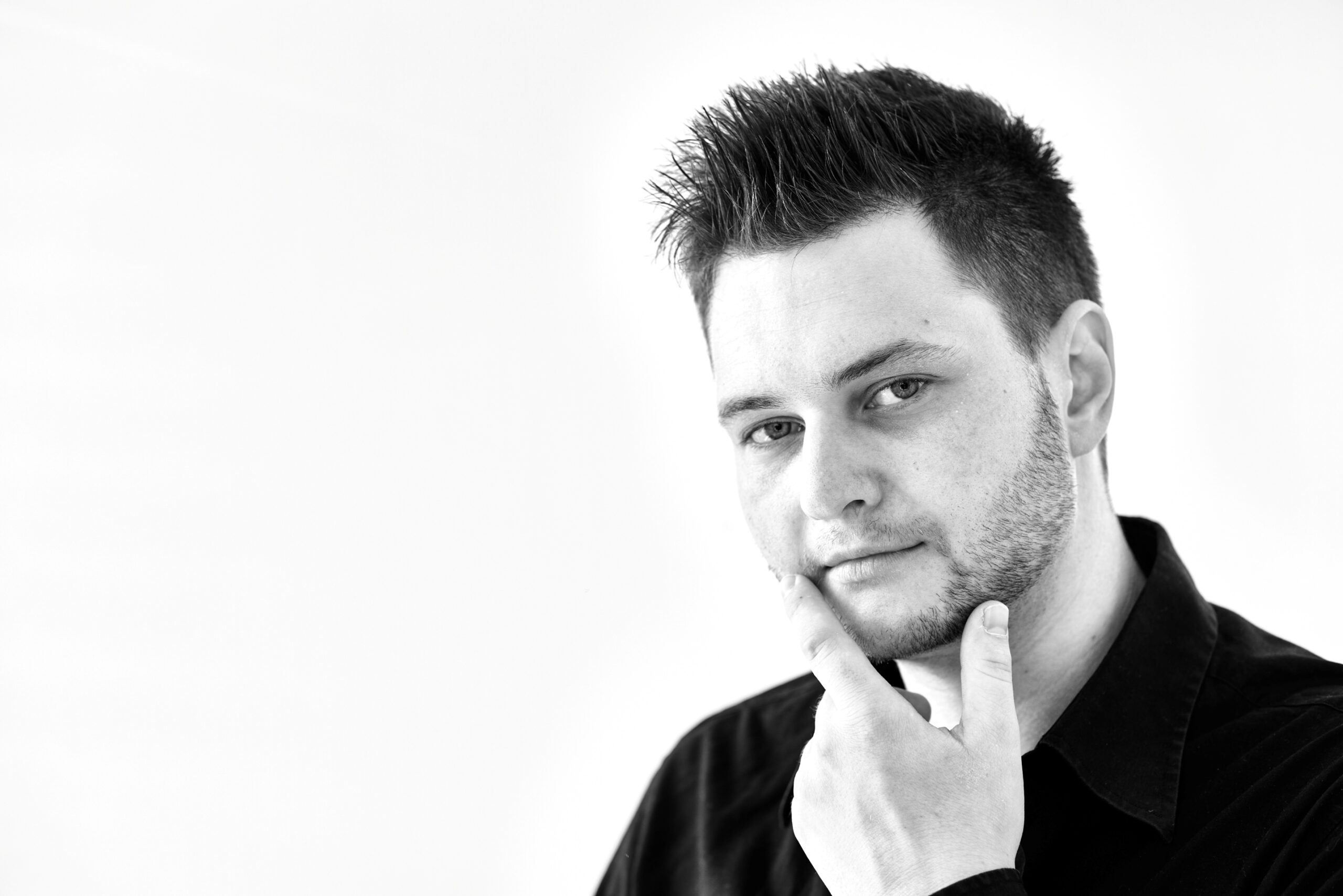 Stefan sieht mit kritischem Blick in die Kamera